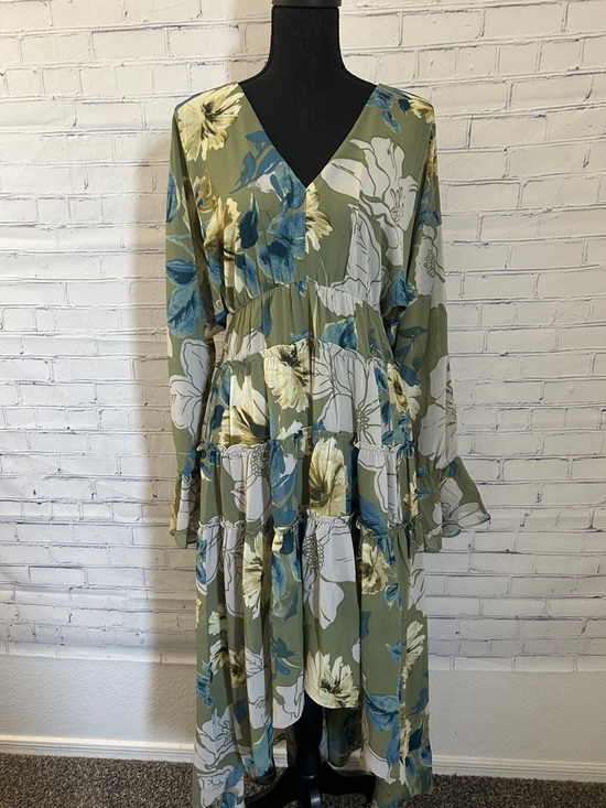 Onetheland Dresses & Skirts - NWOT Onetheland Floral V-Neck Tiered Maxi Dress - Olive Green size medium.